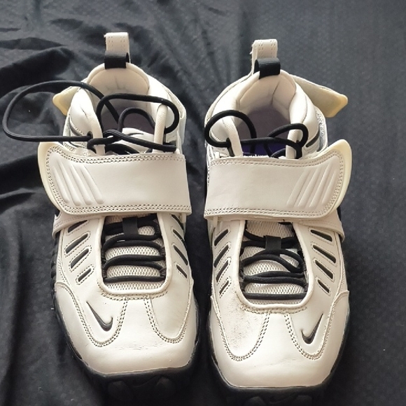 Nike Black and White Athletic Sneakers - Picture 7 of 7